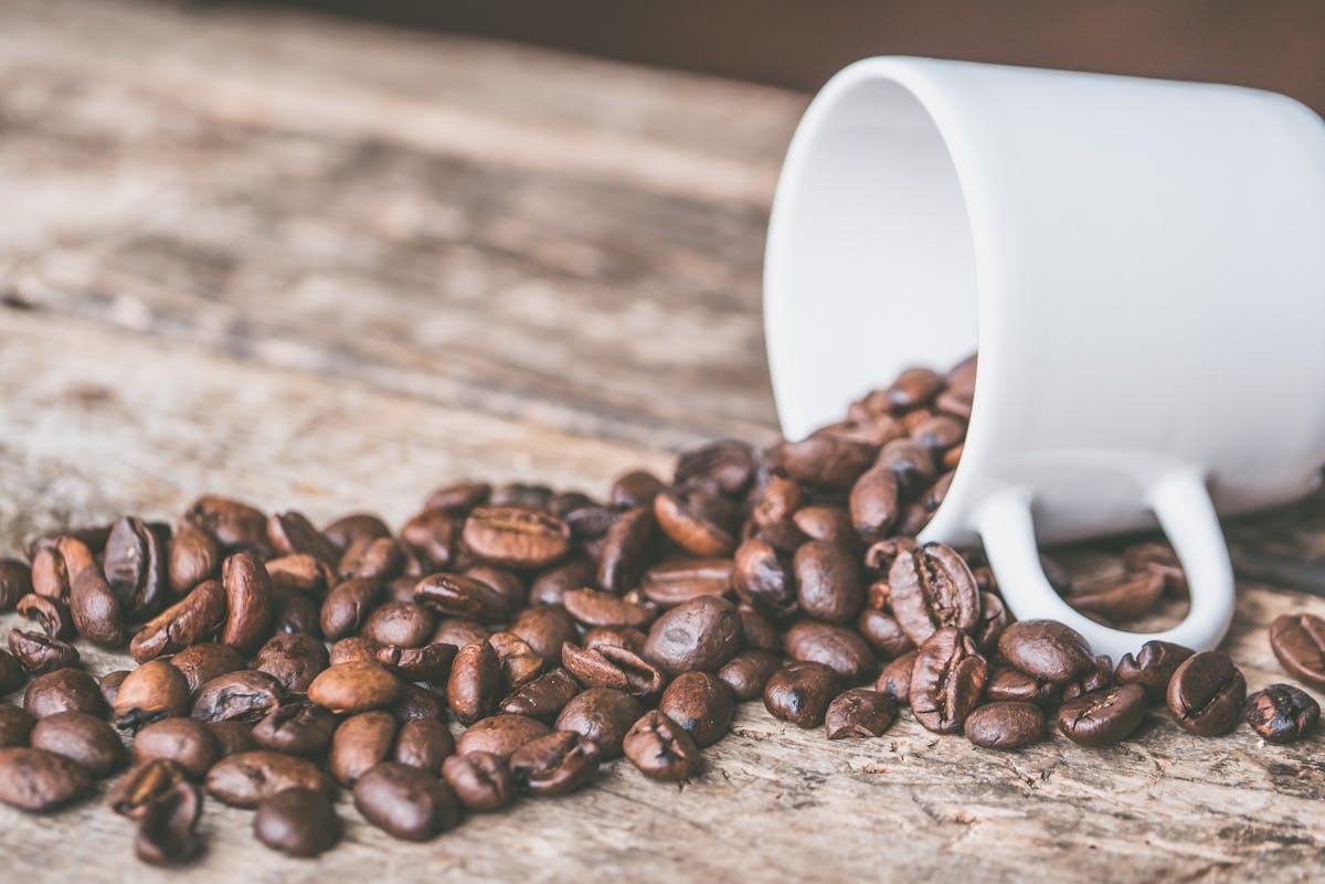 Wie entferne ich Kaffeeflecken von weißen Baumwollvorhängen